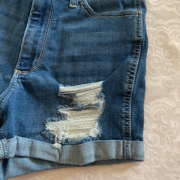Size 3 Hollister shorts - Picture 3 of 16